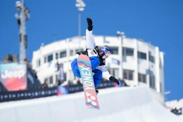 　決勝トーナメント進出を決めたスノーボード女子ハーフパイプの清水さら＝ラークス（共同）