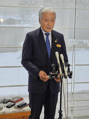 報道陣の取材に答える福田知事＝９日午前、県庁