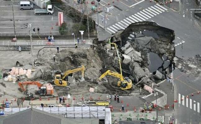 県道が陥没しトラックが転落した事故現場=2月、埼玉県八潮市