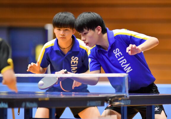 卓球男子ダブルス決勝リーグ　青藍泰斗・水谷（右）のレシーブ。左は続橋＝ＴＫＣいちごアリーナ