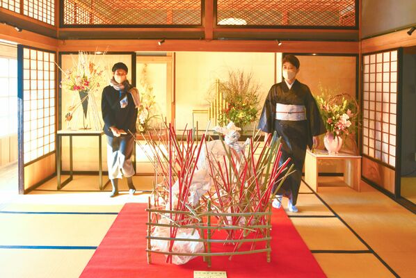 瀧澤家住宅で始まった生け花の作品展