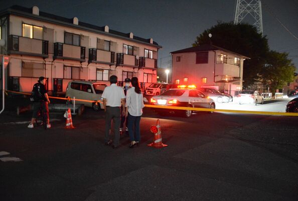 現場周辺で張られた規制線＝１９日午後２１時３５分、小山市城東２丁目

