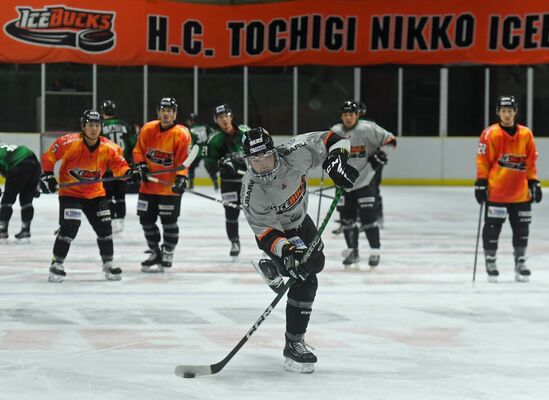全日本選手権大会に向け練習に汗を流すバックスの選手たち＝日光霧降アイスアリーナ