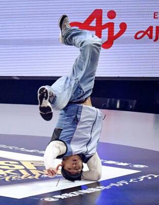 　男子決勝　技を繰り出す半井重幸＝久留米アリーナ