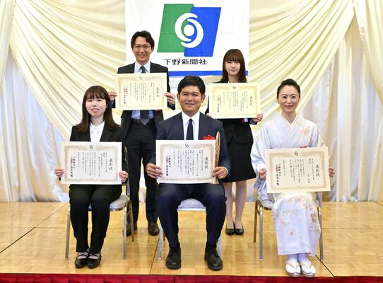 大賞となったセブンハンドレッドの小林社長（中央）ら受賞者＝27日午前11時40分、宇都宮市大通り２丁目