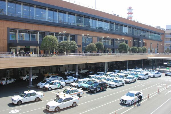 多くの乗客が利用するＪＲ仙台駅西口のタクシー乗り場＝仙台市青葉区