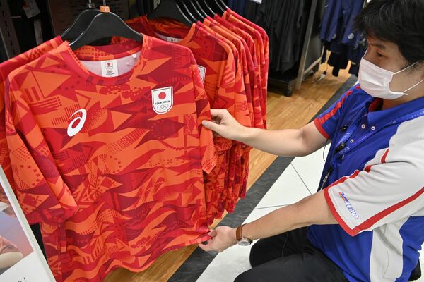 パリ五輪の開幕に向け、公式グッズの販売が始まった県内のスポーツ店＝26日午後、宇都宮市細谷町