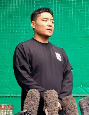 自主練習を公開し、取材に応じるヤクルト・中村悠=13日、愛媛県松山市