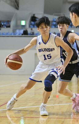 攻守の要としてチームをけん引する文星付の石塚＝11月４日の県予選決勝より