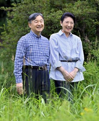 那須御用邸内の休憩所「嚶鳴亭」周辺を散策される天皇、皇后両陛下＝21日午後６時５分、那須町内