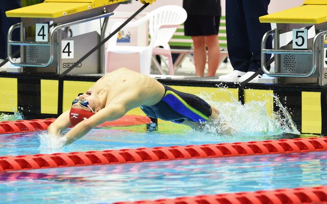 水泳男子50メートル背泳ぎ　決勝で勢いよくスタートを切る大島＝宇都宮市の日環アリーナ栃木屋内水泳場