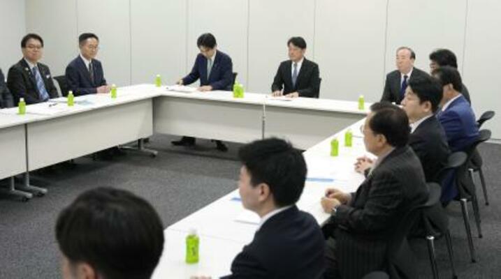 国会内で開かれた超党派の「社会保障国民会議」の実務者会議=6日午後