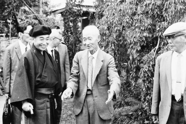 母校を訪れた省三(前列左)と談笑する旧友の田中英雄さん(同中央)。右は省三の弟芳男さん=1968年9月(鹿沼市教委提供)