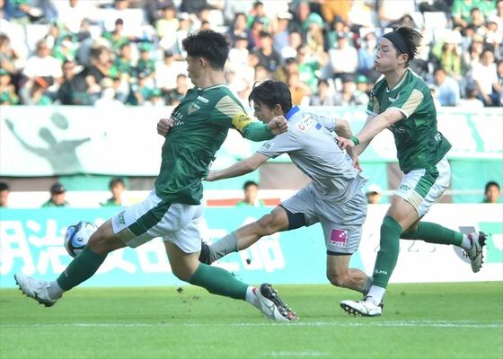 前半ロスタイム、栃木ＳＣのＭＦ西谷（中央）がペナルティーエリア手前で倒される＝味の素スタジアム