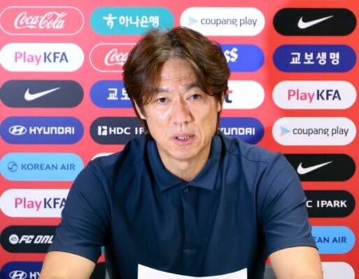 メキシコで記者会見し、韓国代表監督の辞任を表明する洪明甫氏=6月28日(聯合=共同)