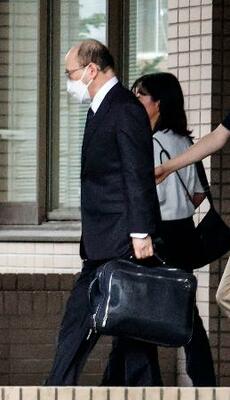 　初公判を終え、青森地裁を出る石山隆被告＝２５日午後