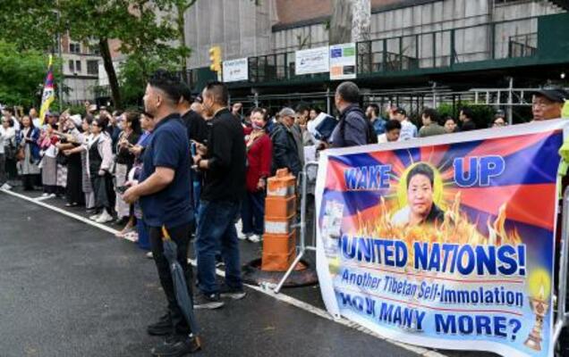 米ニューヨークの国連本部前で抗議デモを行うチベット人ら=6日(共同)