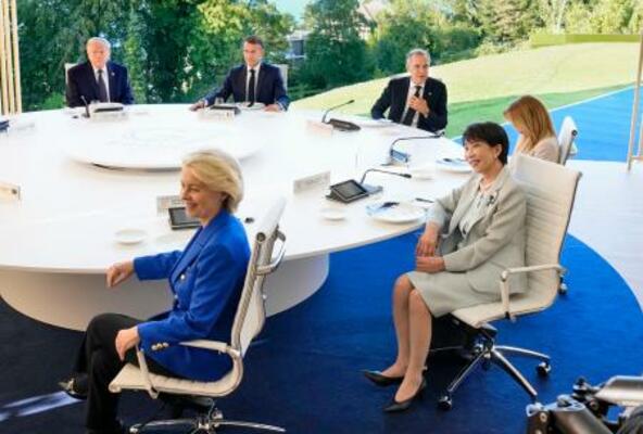 G7サミットの夕食会を兼ねた討議に臨む(右下から時計回りに)高市首相、EUのフォンデアライエン欧州委員長、トランプ米大統領、フランスのマクロン大統領、カナダのカーニー首相、イタリアのメローニ首相=15日、フランス東部エビアン(共同)