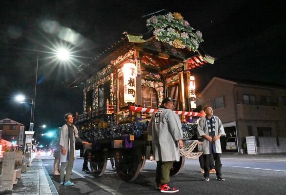 下横町の宵祭りで行われた屋台の試し曳き（２０２３年撮影）