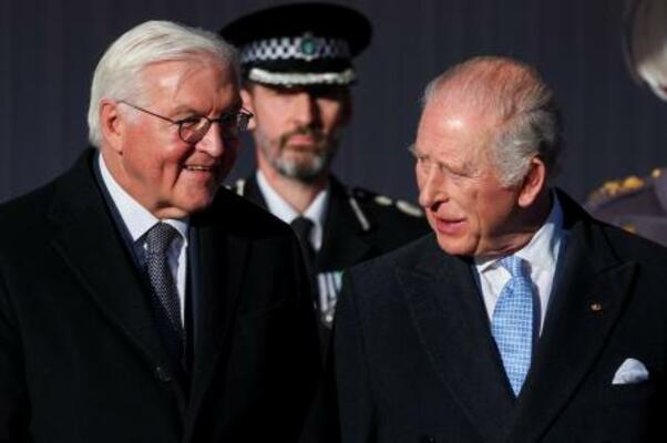 　歓迎式典に出席するドイツのシュタインマイヤー大統領（左）とチャールズ国王＝３日、英ロンドン郊外のウィンザー（ロイター＝共同）