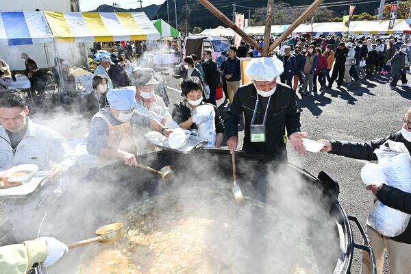 豚汁を振る舞う関係者
