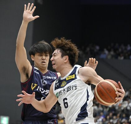 第２クオーター２分、アタックするブレックスの高島＝横浜市の横浜ＢＵＮＴＡＩ、湯田大士撮影

