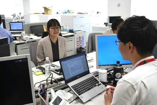 総合政策課シティプロモーション室に配属となった広瀬さん（左）