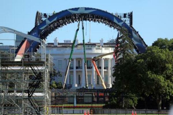 ホワイトハウスの南庭で建設中のUFC特設会場=29日、ワシントン(AP=共同)