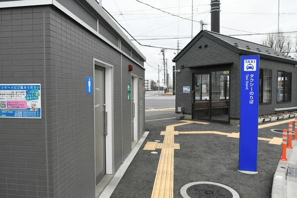 芳賀工業団地トランジットセンターにあるトイレ（左）。右は待合所＝芳賀町芳賀台