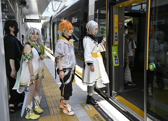 コスプレ姿でＬＲＴ乗車も楽しんだイベント「ミヤテラコス」