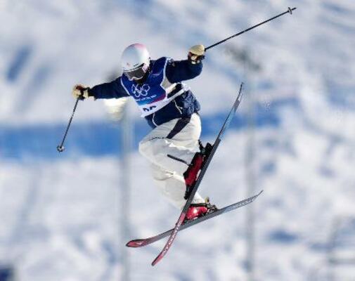 　女子スロープスタイル予選　ジャンプする古賀結那＝リビーニョ（共同）