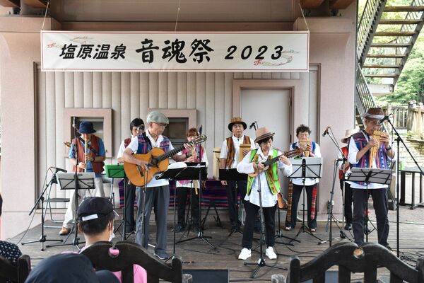 民族音楽を演奏するアマチュア団体
