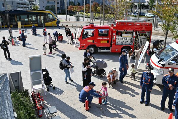 親子連れでにぎわう火災予防オープニングイベント