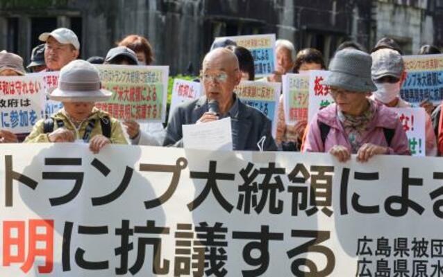 広島市の原爆ドーム前で開かれた抗議集会で、発言する県被団協理事長の佐久間邦彦さん(中央)=1日午後