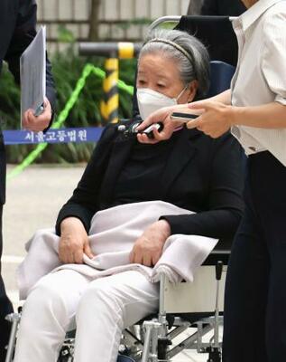 10日、ソウル中央地裁での公判に出席するため、車椅子で法廷に向かう世界平和統一家庭連合(旧統一教会)総裁の韓鶴子被告(聯合=共同)