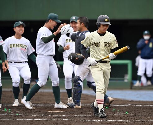 ９回、見逃し三振で最終打者となり、うなだれる作新の広田＝埼玉県営大宮公園野球場
