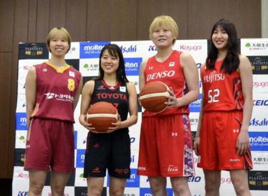 Wリーグのプレーオフを前に、写真に納まるトヨタ自動車・山本(左から2人目)、富士通・宮沢(右端)ら=20日、東京都内