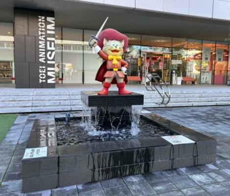 　東映アニメーションミュージアムの外観と「ペロ」の噴水＝東京都練馬区
