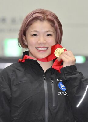 優勝しメダルを手にほほ笑む鏡
