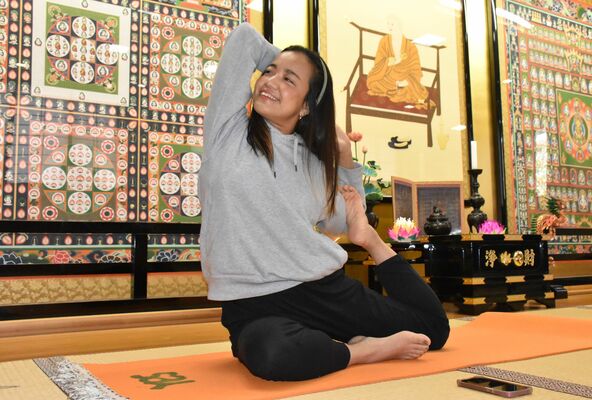 寺でヨガを教える近藤さん