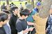 侍塚古墳の松のこも巻きを行う子どもら＝２３日午前８時５０分、大田原市湯津上、近藤文則撮影