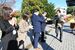 拍手で出迎える職員とグータッチする佐藤市長