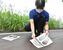 スタッフによって剥がされる床のシート＝７日夕、大田原市佐良土の県なかがわ水遊園