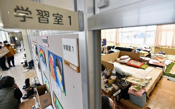小学校に設けられた避難所。教室内に寝具などが置かれていた＝15日午後４時25分、石川県珠洲市（超広角レンズ使用）