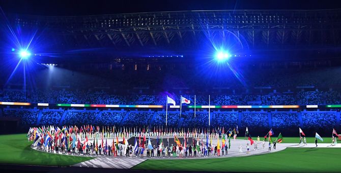 閉会式は各国の国旗が次々と入場。組織委の橋本聖子会長は「アスリートとスポーツの力によって未来への扉が開かれた。『スポーツには世界と未来を変える力がある』。この力が2024年、パリ大会へとつながれていくと信じている」と選手らをたたえた=8月8日、国立競技場