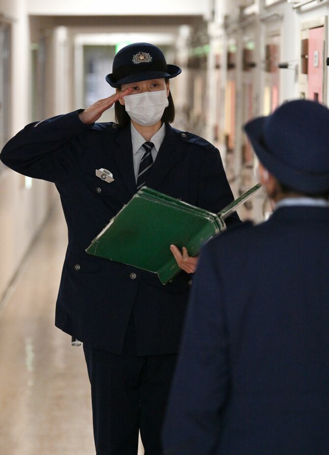 点検をする鈴木さん＝１日午後４時40分、栃木市惣社町、河野光吉撮影
