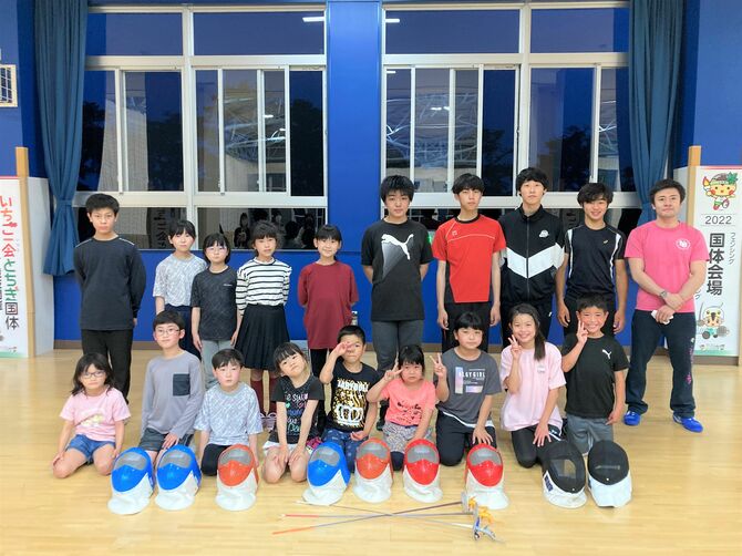伊藤 大輝さん(後列右端)が指導する「初心者クラス」。初心者からの参加も可能で、フェンシングの楽しさを体験できます