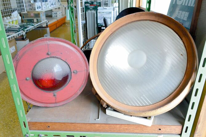 １１５系初期型のヘッドライト（右）と貨物列車の尾灯