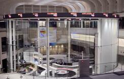 東証続伸、終値は２１８円高