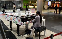 街角ピアノ、マナー守って　人気の一方、迷惑がる声目立つ　独占や大音量、…